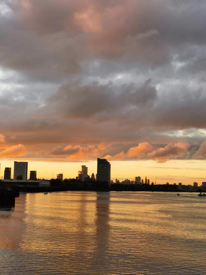 Homestay Room With Stunning Thames River View Londra Esterno foto